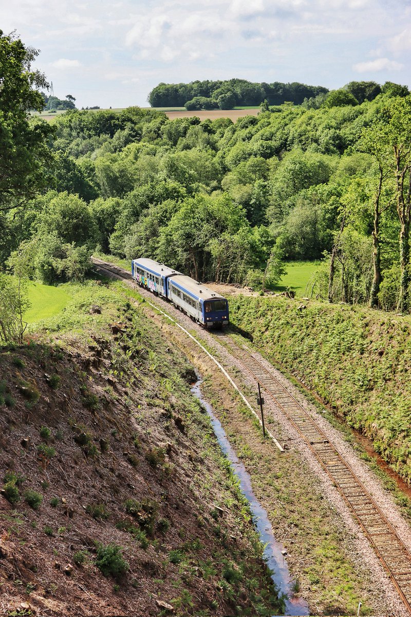 Infrapower19_95's tweet photo. Sous le soleil breton, les deux X2200 s'acheminent tranquillement à Pontivy pour commencer une nouvelle vie en terre Bretonne. Merci au CFCB pour l'accueil et la bonne humeur !#CFCB https://t.co/gvua4aqefB