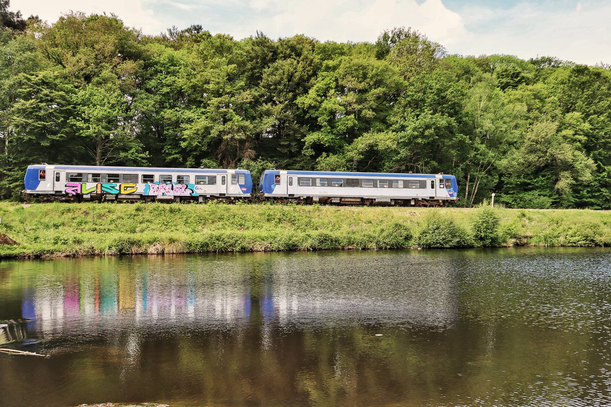 Infrapower19_95's tweet photo. Sous le soleil breton, les deux X2200 s'acheminent tranquillement à Pontivy pour commencer une nouvelle vie en terre Bretonne. Merci au CFCB pour l'accueil et la bonne humeur !#CFCB https://t.co/gvua4aqefB
