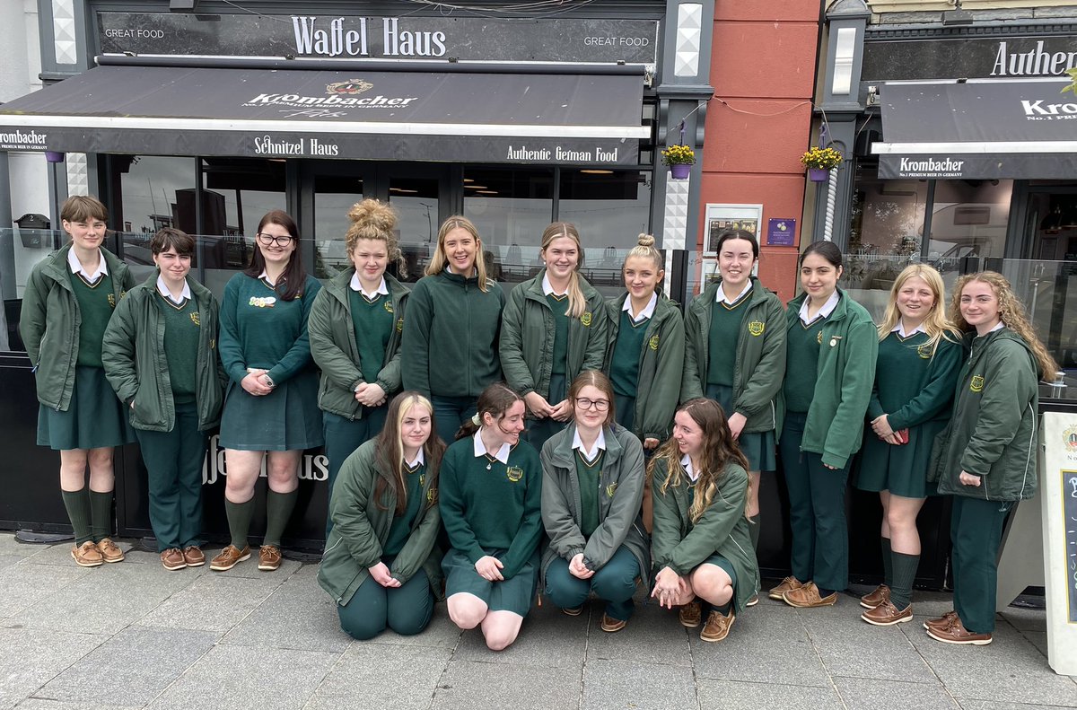 DeutschPrez's tweet photo. Unsere deutsche 🇩🇪 Abschlussklasse @PresWex enjoyed Frühstück im Waffelhaus today, Erinnerungen #Deutschlernen as we near the end of the year #Deutschabitur  Viel Spaß und sehr lecker 😋 🧇 🍨 https://t.co/0nGWF2KvPk