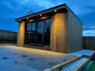 FutureRooms's tweet image. This is the end result of one of our DIY room kits. This customer chose a 4.8m x 3.2m garden room kit in Thermowood.
We delivered this kit on 3rd May and they completed it in under 9 days.
futuresips.co.uk/garden-room-ki… #WorcestershireHour #wiltshour #creativebizhour