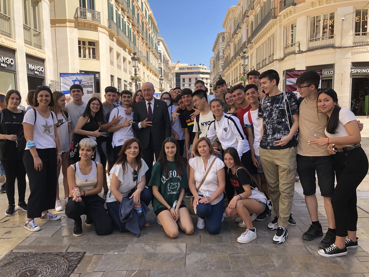 MaiteMolina14's tweet photo. Primer día de la Semana Cultural de 4’ ESO: después de una gymkana en la @librerialuces, hemos paseado hasta la Plaza de la Merced y, desde allí, al cementerio inglés: una mañana muy completa, en la que todos hemos aprendido algo más de la historia de nuestra ciudad. https://t.co/SpMKQ9EUrj
