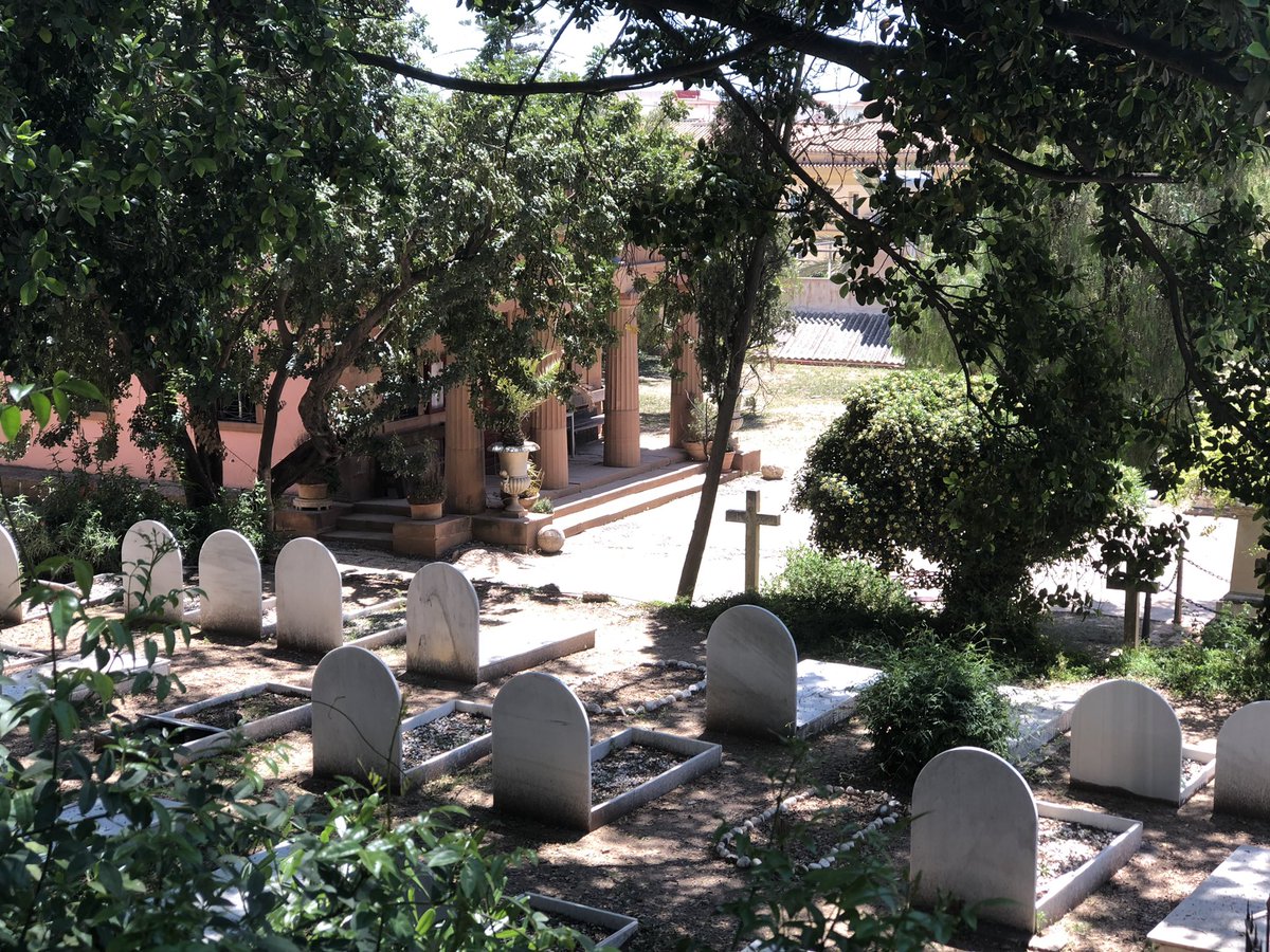 MaiteMolina14's tweet photo. Primer día de la Semana Cultural de 4’ ESO: después de una gymkana en la @librerialuces, hemos paseado hasta la Plaza de la Merced y, desde allí, al cementerio inglés: una mañana muy completa, en la que todos hemos aprendido algo más de la historia de nuestra ciudad. https://t.co/SpMKQ9EUrj