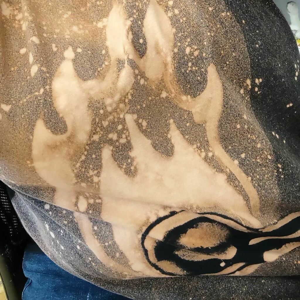 OriginaLCHarper's tweet image. This is NOT a flattering angle but I caught my lunch on my other shirt and had to change it. So I'm wearing one of the burn out shirts I made as a prototype for my groups. I like it a lot. It's a lot match. #makergonnamake #maker #artistsofinstagram #artsyfartsy #arttherapy …