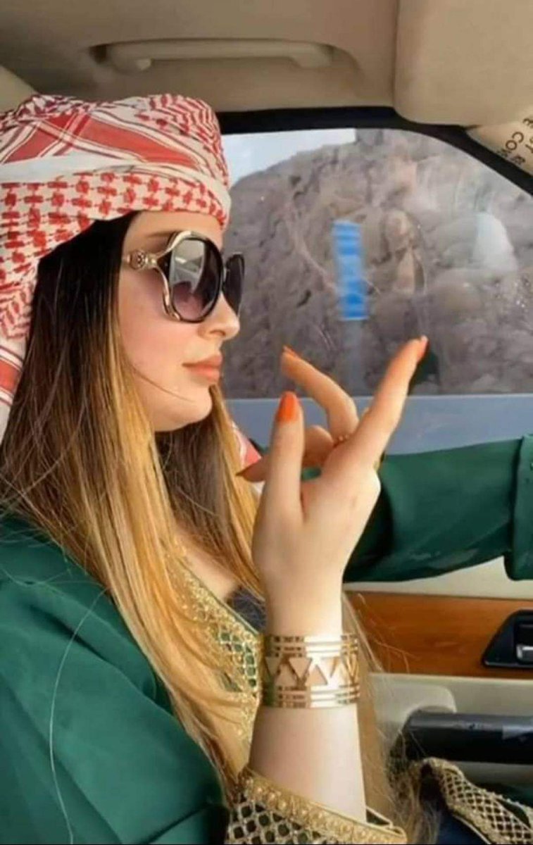 ليس الكلام هو الوحيد الذي يعبر عن ما بداخلنا ... أحياناً العيون تتكلم كثيراً ، و أحياناً السكوت يصف أشياءً أكثر.....❤♥♥مووو
