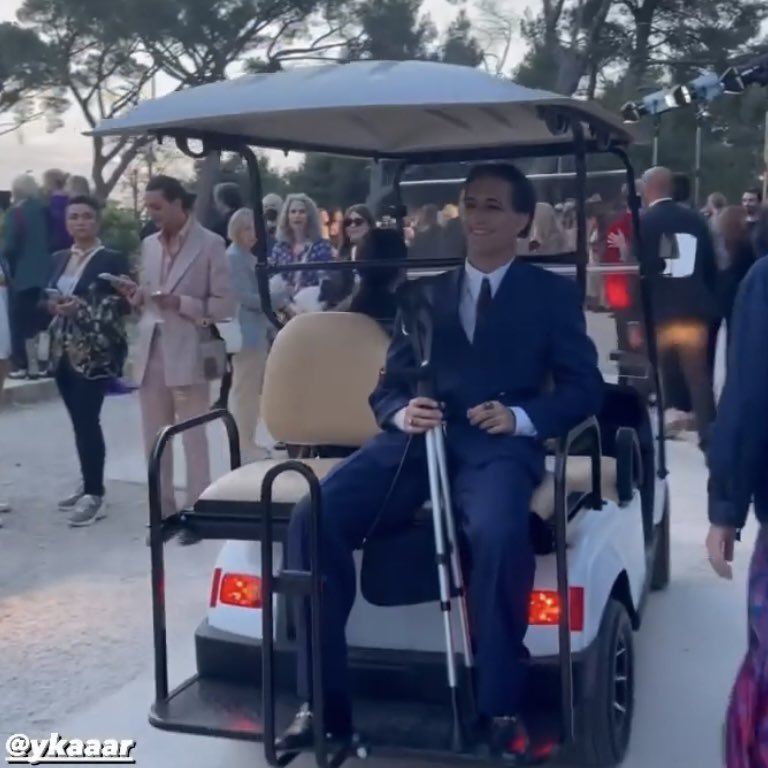 DAMIANOSL4VE's tweet image. Oh he&apos;s enjoying this so much