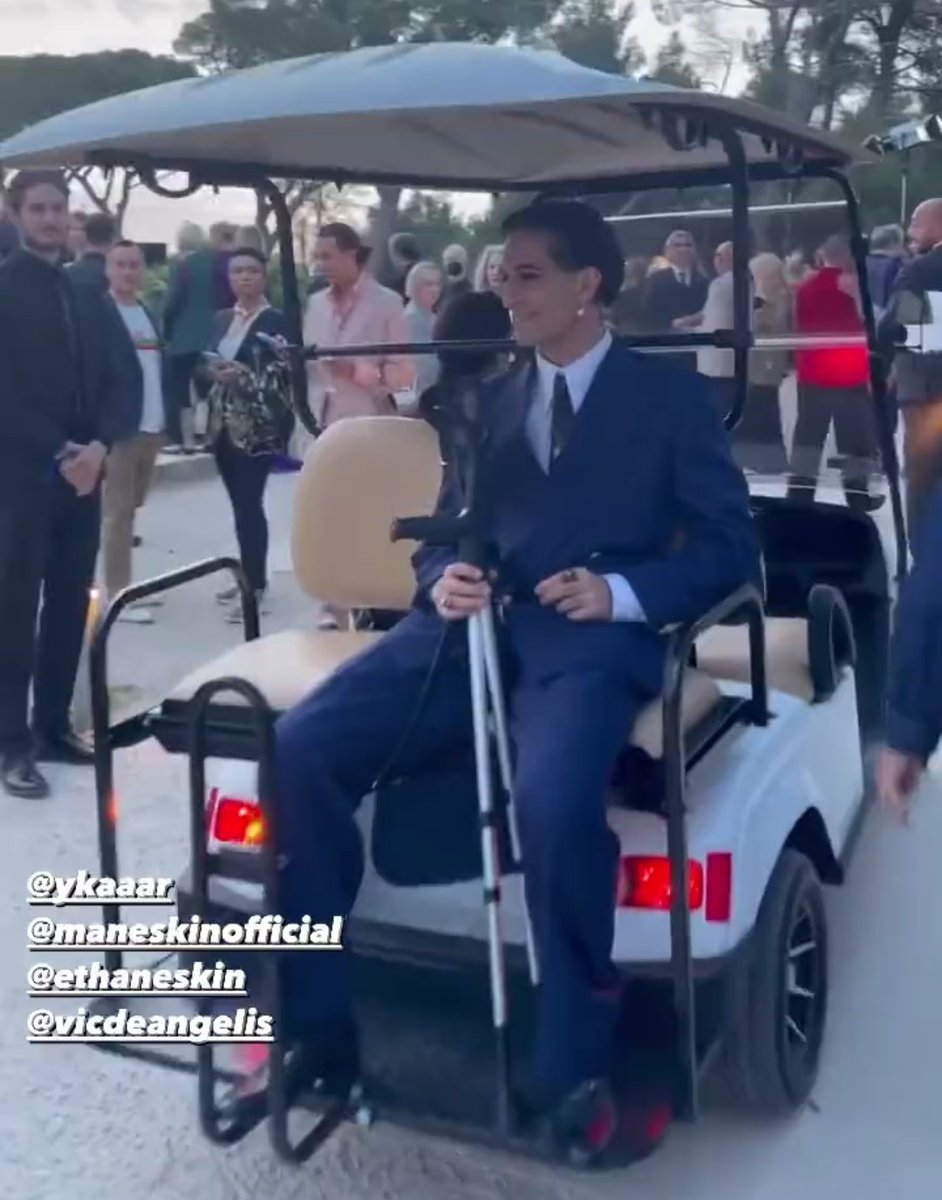 DAMIANOSL4VE's tweet image. Oh he&apos;s enjoying this so much