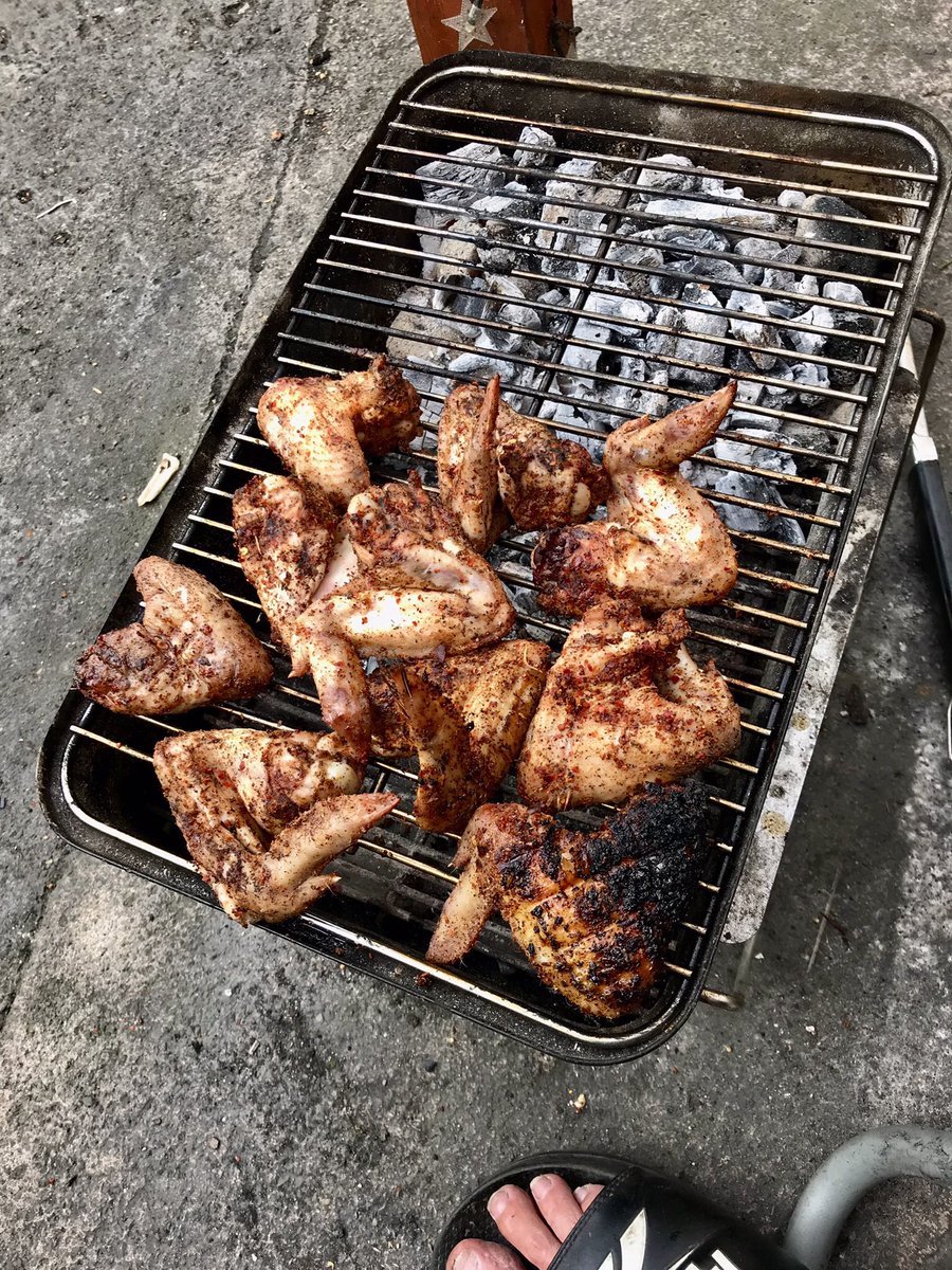 tantrictrevbbq's tweet photo. BBQ chicken wings and home made dip with salad and toasted sesame seeds. Get in. Lots of herbs and spices including Chaat Masala, Aleppo chilli flakes and garlic rub. Dip is mayonnaise, lime juice, fresh chopped parsley and coriander and garlic. Was rather nice.#weberGA #chicken https://t.co/92hKyg7sMt