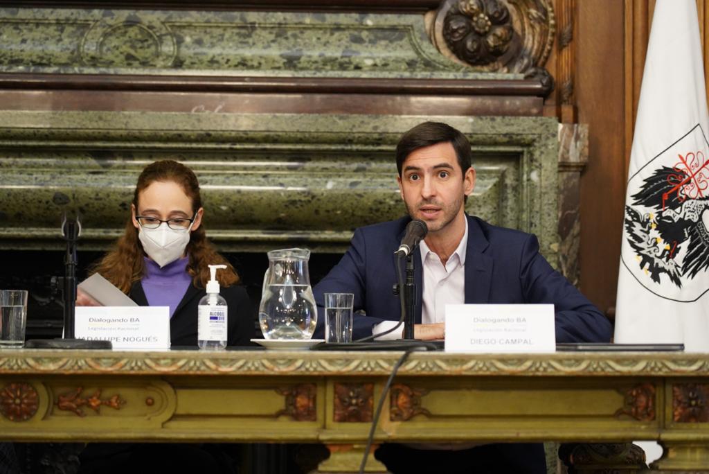 DialogandoBA's tweet photo. "Tenemos una hipercomunicación, cada vez más personas participan del debate público. Un ejemplo de ello es el Brexit. Esa comunicación, con multiplicidad de fuentes y fake news, hace que, muchas veces, los resultados del debate no se basen en evidencia verídica." @dcampal https://t.co/E8kg0kiAsF