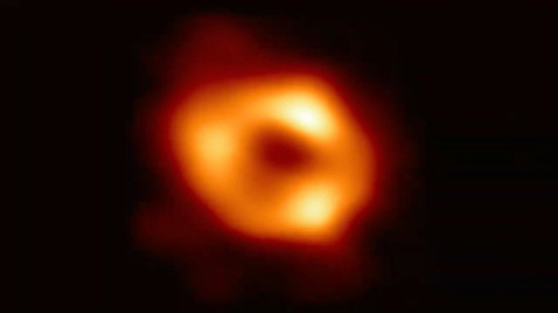 timsitalex's tweet photo. Le cœur de notre galaxie à 27000 années lumières: Sagittarius A*, trou noir de 4 millions de masses ☀️, 6 millions de km de diamètre =15 fois distance 🌍🌙 . L’exploit d’une communauté internationale de 350 chercheurs, de télescopes synchro partout sur le globe, 5 ans de calculs https://t.co/5s2OL29ZQZ