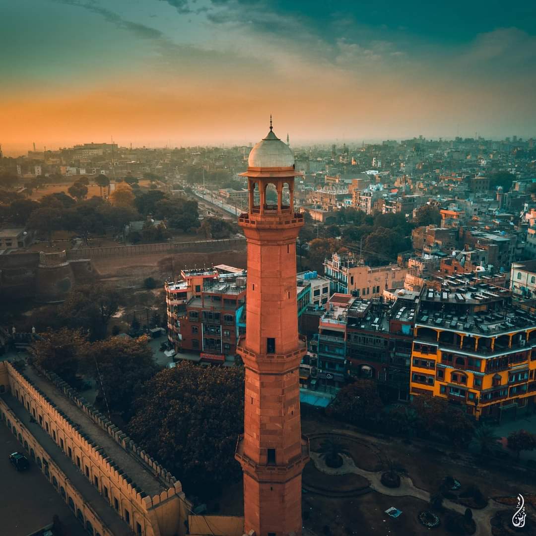 Paktourntravel's tweet photo. Some views never get old 
( Jummah Mubarak )
.
.
#etribune #dwpdroneshots #dawndotcom #dawnnewstv #explorepakistan #djimavicair2 #lahore #agameoftones #everydaypakistan #wu_pakistan #locallylahore #lahorediaries #travelbeautifulpakistan #dronesupremacy #iropakistan #landscapers https://t.co/CRfPu9vzcz