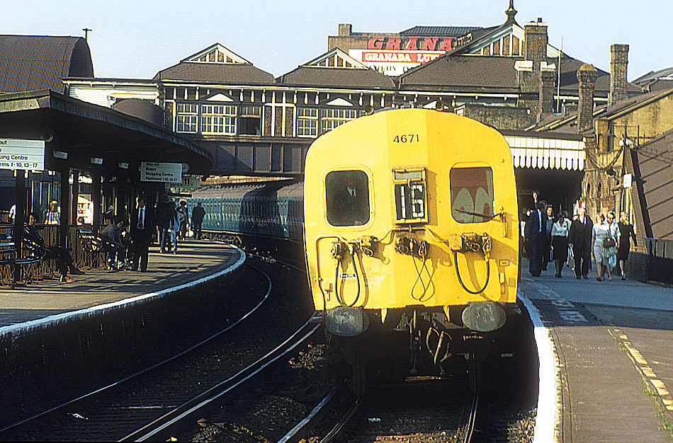 pacorrie's tweet photo. With all the hype over southern 455d going in the bin I’ve scanned a 4 sub 4671 from June 1977 running into Clapham Jn someone will know service 16 ? Not sure there was a following for these dinosaurs ? … #London #4sub #claphamjunction #BRblue #trainsspotting #electricunits. https://t.co/Yw4pxoMN3C
