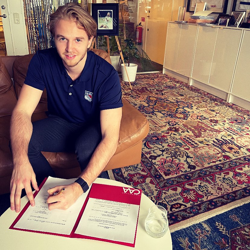 Lindbom30's tweet photo. Amazing feeling signing me first NHL contract with @NYRangers . I want to thank my family, teammates, friends, coaches and @CAAHockey for helping me earn this contract. 
Can’t wait to get things started, see you soon Blueshirts! #NoQuitInNY        📸 @elefalk https://t.co/J6E8PDTQSJ