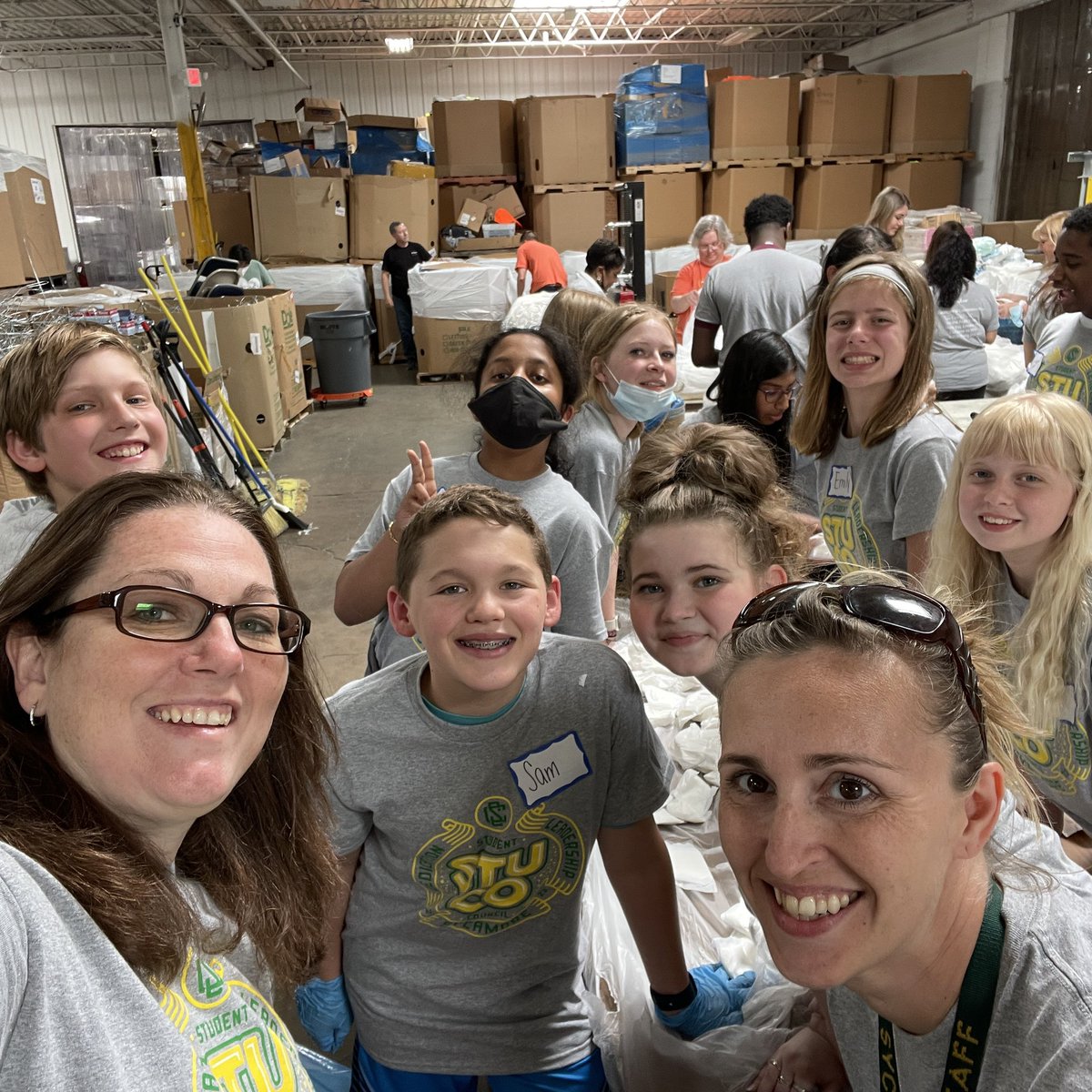 SycamoreJrHigh's tweet photo. Student Council is giving back at Matthew 25 this afternoon! https://t.co/xbdNu4rZmP
