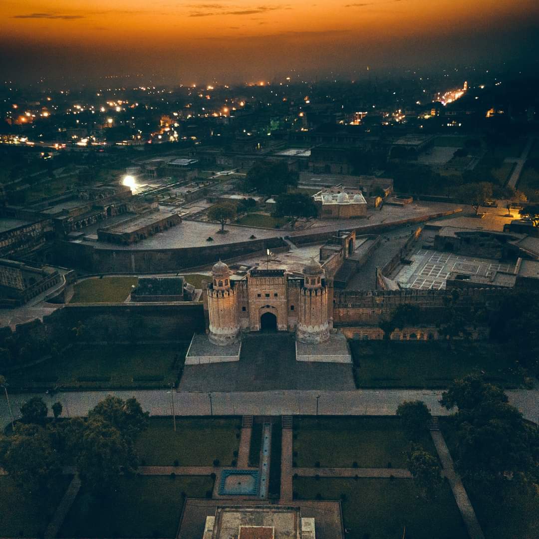 Paktourntravel's tweet photo. Shahi Qila Lahore.❤️❤️❤️
.
 #dawndotcom #pakistanpics  #explorepakistan #djimavicair2  #lahore #agameoftones #travelbeautifulpakistan #dronesupremacy #iropakistan #flashh_pakistan #fortsofpakistan  #tripotocommunity  #everydaypakistan #igerspakistan #droneup #localarchitecture https://t.co/csGdFxU77P