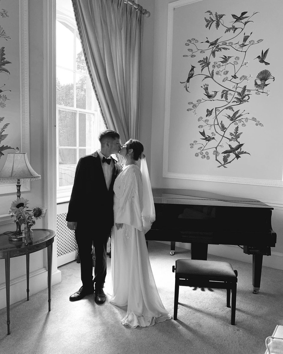 besmartellblake's tweet photo. I booked a castle on airbnb and invited my friends to my ‘birthday’ party and it was actually our wedding. I found the cheats way to a bougie wedding without the fuss or price tag 🤍 and I’m officially married to my best friend https://t.co/pt64z8Bhpo