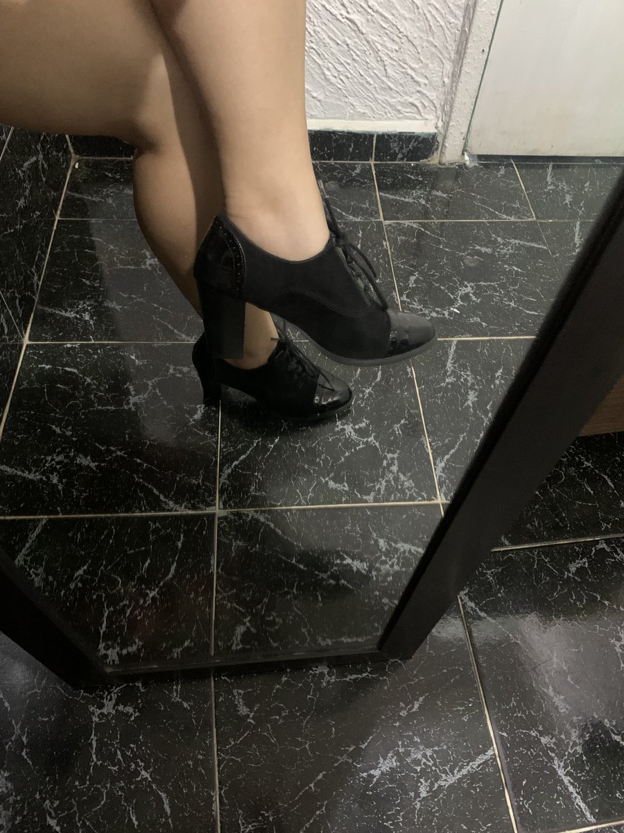 TwinkleToes7_7's tweet photo. Hi my cuties!😘 #Feet #FOOTFETİSH #feetpics #feet&amp;toes #cutefeet #shoeslave #Sales 
DM for custome pics &amp; videos
https://t.co/5zStKigk69 https://t.co/Pnx5srche0