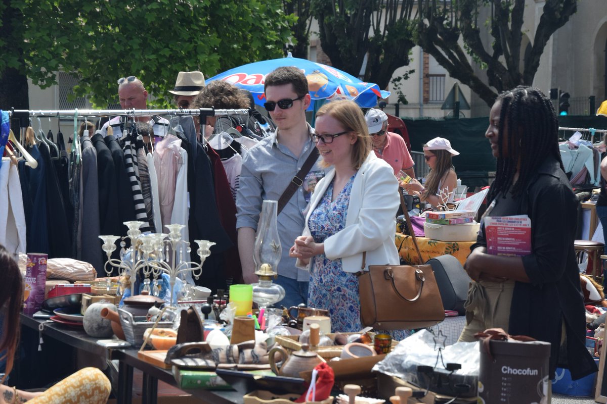 ErsiliaSoudais's tweet photo. Hier, après la brocante de #MitryMory, je me suis rendue avec les camarades à la brocante de #LePin et à la fête de l'étang de #Gressy pour échanger avec Léa habitant.e.s sur les problématiques du quotidien et envisager un avenir plus lumineux.
#NUPES #legislatives2022 https://t.co/HxnuiIb5Jo