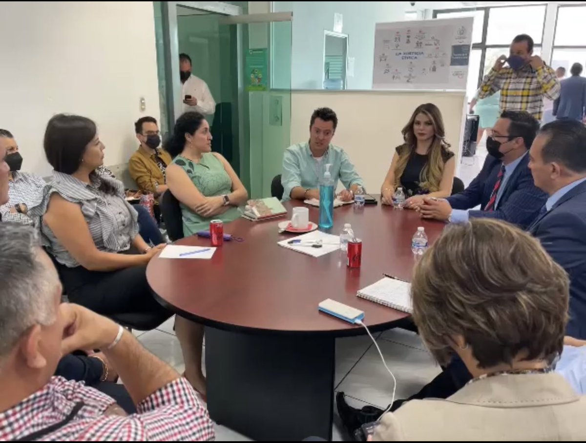 paofranco04's tweet photo. #JusticiaCívica de @GuadalajaraGob efectuó mesa de trabajo para formular estrategias para prevenir y controlar el “Acoso Callejero” y “Acoso en Centros Universitarios” #ComisaríaGdl #UDG @InMujeresGDL @USAIDMX #CreSer @tonatiuhbp @PabloLemusN ⚖️👩🏼⚖️👮♀️ https://t.co/hB9PNoNkp4