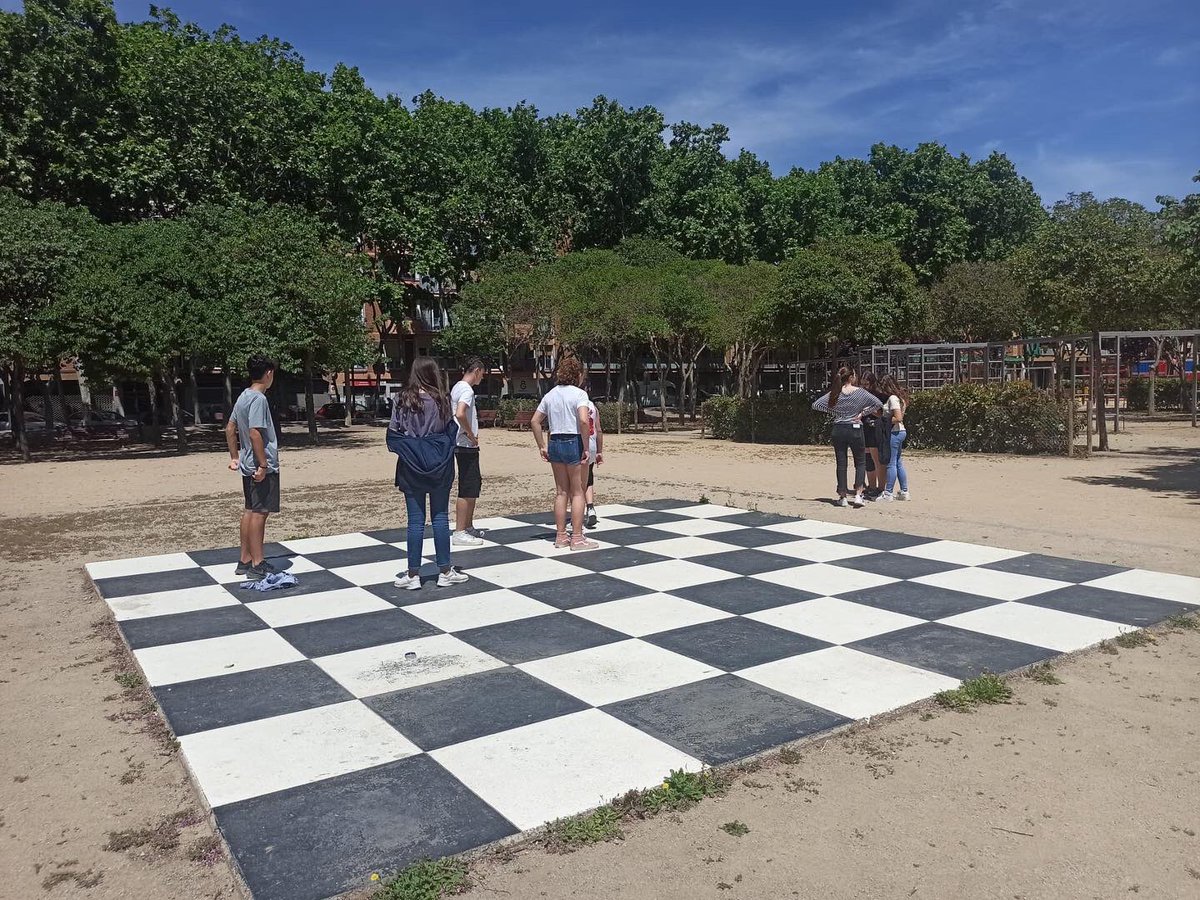 bernatelferrer's tweet image. La setmana passada a 3r vam fer una gimcana per a celebrar el Dia de la Dona Matemàtica. Tot utilitzant l'aplicació del mòbil #MathCityMap els diferents grups han resolt diferents reptes matemàtics divertits i desafiants ambientats en entorns de la ciutat. Va anar genial!