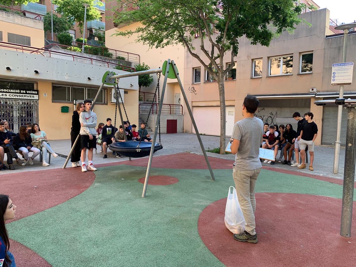 bernatelferrer's tweet image. La setmana passada a 3r vam fer una gimcana per a celebrar el Dia de la Dona Matemàtica. Tot utilitzant l'aplicació del mòbil #MathCityMap els diferents grups han resolt diferents reptes matemàtics divertits i desafiants ambientats en entorns de la ciutat. Va anar genial!