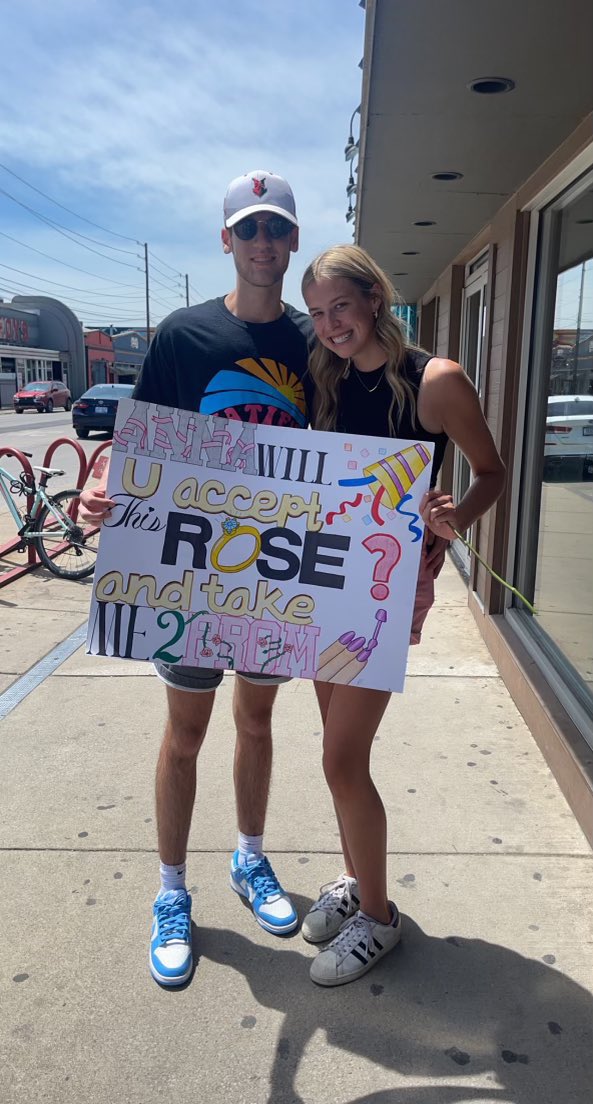 Dylan Poore won’t be a BACHELOR at prom- he scored Anna McGinley as his date with the final rose!!🌹🥳🤩🌟