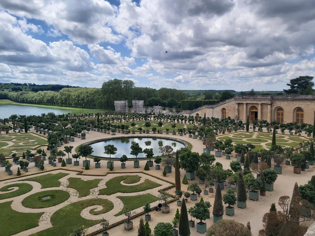 kuypersc's tweet photo. Versailles et ses jardins "à la française". Louis XIV, splendeur et absolutisme @ISB_MS #Loire2022 https://t.co/NxRW3uWJVr