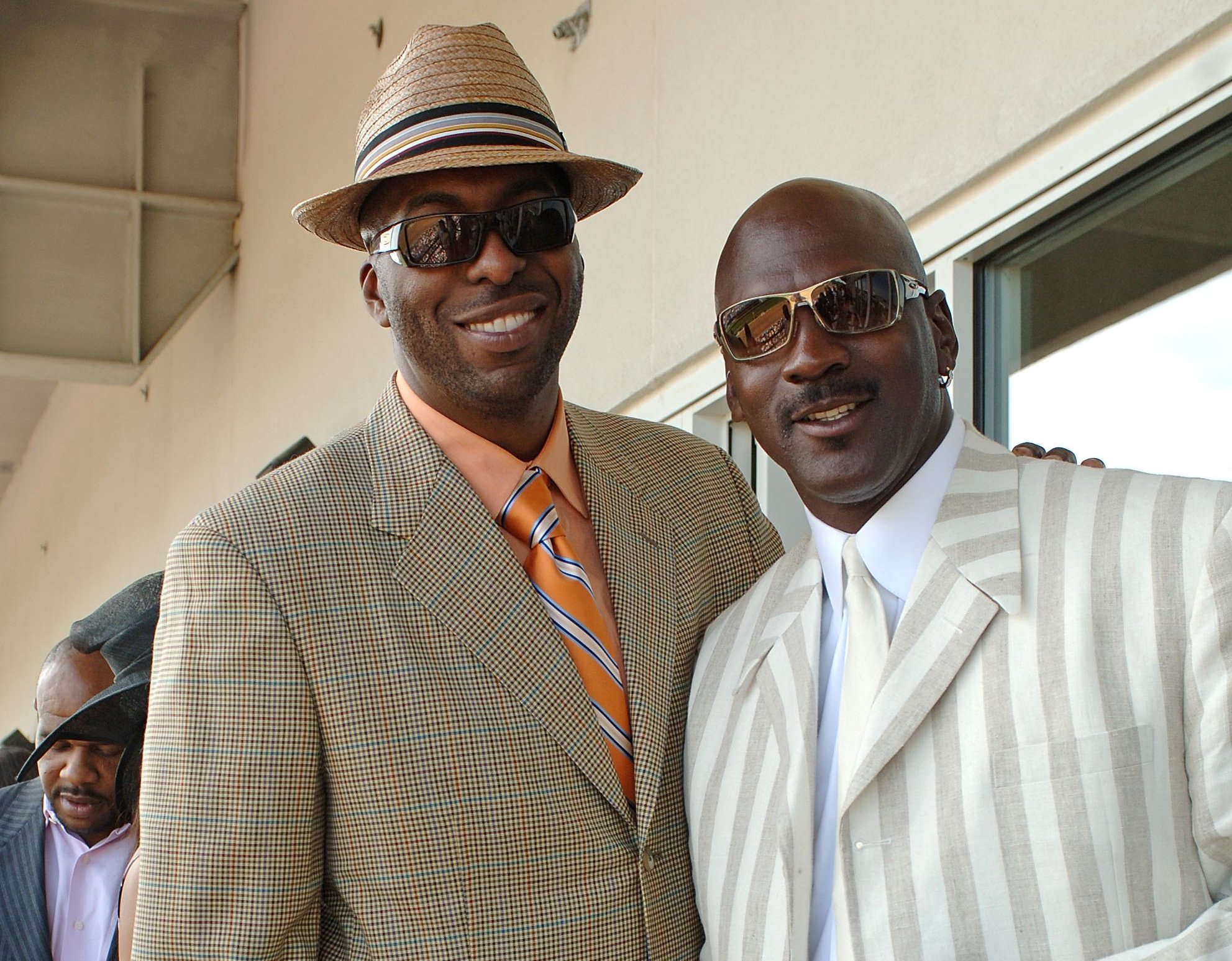 Rare image d\un mauvais garçon maîtrisant une chèvre. 
Happy Birthday John Salley ! 