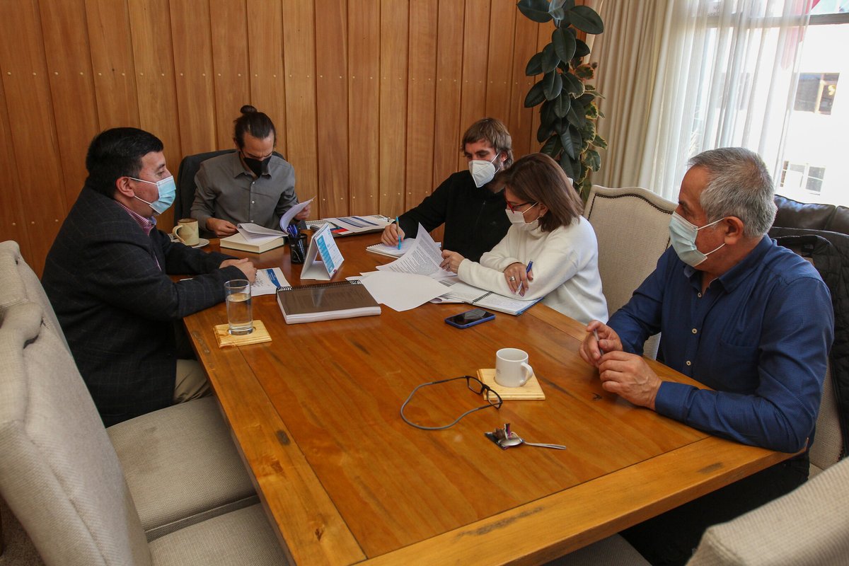 SSDelReloncavi's tweet photo. Una reunión informativa sobre el proyecto Hospital Puerto Varas, sostuvieron hoy el director del @SSDelReloncavi (s), César Sierpe, y el Alcalde de la comuna lacustre, Tomás Gárate. El establecimiento de mediana complejidad se encuentra en etapa de diseño y estudio de suelo. https://t.co/ePlPwJ2n1B