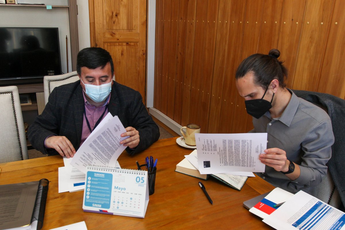 SSDelReloncavi's tweet photo. Una reunión informativa sobre el proyecto Hospital Puerto Varas, sostuvieron hoy el director del @SSDelReloncavi (s), César Sierpe, y el Alcalde de la comuna lacustre, Tomás Gárate. El establecimiento de mediana complejidad se encuentra en etapa de diseño y estudio de suelo. https://t.co/ePlPwJ2n1B