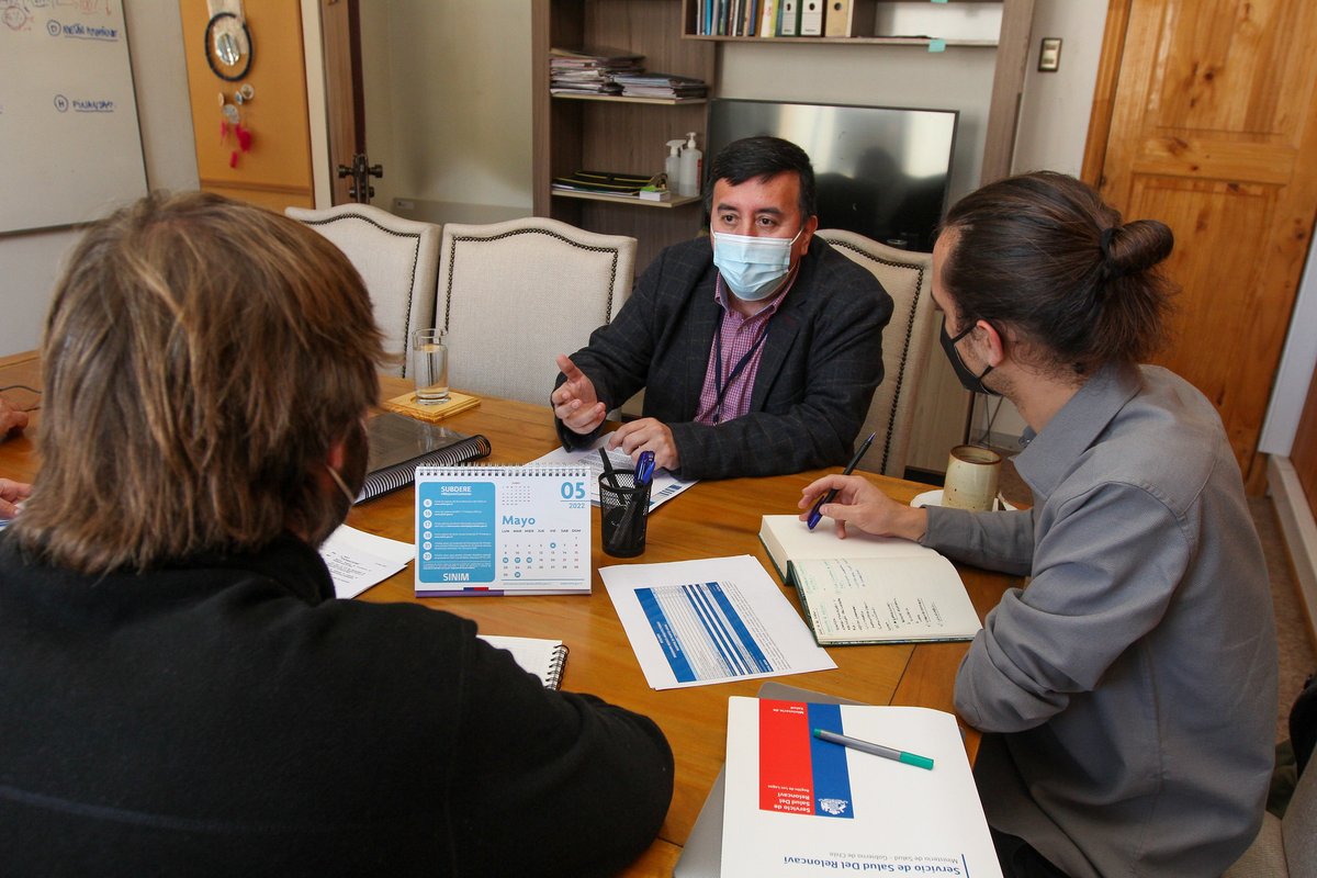 SSDelReloncavi's tweet photo. Una reunión informativa sobre el proyecto Hospital Puerto Varas, sostuvieron hoy el director del @SSDelReloncavi (s), César Sierpe, y el Alcalde de la comuna lacustre, Tomás Gárate. El establecimiento de mediana complejidad se encuentra en etapa de diseño y estudio de suelo. https://t.co/ePlPwJ2n1B