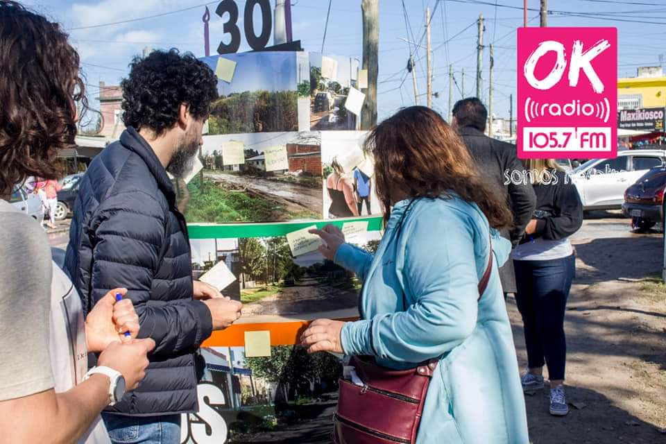 okaaaradio's tweet photo. 🔴 FCIO VARELA: @PabloAlaniz LES RECORDÓ A PEREYRA Y A WATSON QUE "HACE 30 AÑOS NO HACEN NADA EN VARELA" Para ello, el referente de @horaciorlarreta hizo circular una torta alusiva a los principales problemas de la ciudad, por las puertas del Palacio Municipal.
#Varela #trabajo https://t.co/Waclw7fekW