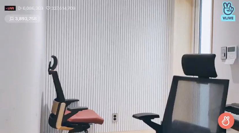 jmfolder's tweet photo. remember when jimin left to go use the bathroom during a live and had over 6 million people just staring at some chairs for a few minutes https://t.co/Yb93fOhgqC