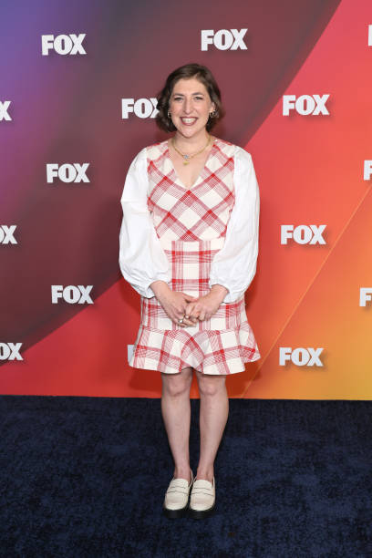 AwardShowUpdate's tweet photo. .@missmayim at the 2022 Fox Upfronts.
#foxupfronts https://t.co/0GGtAxriWZ