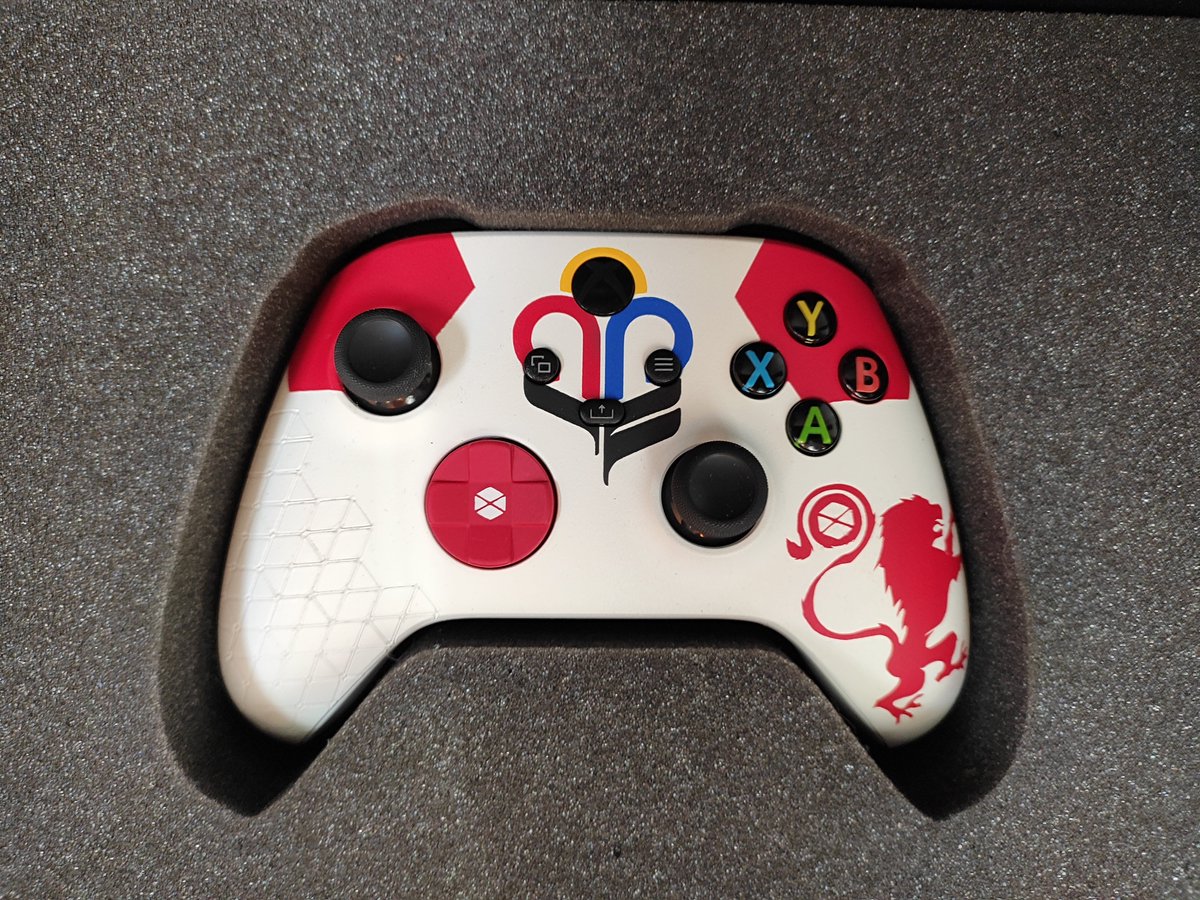 Cheers <a href="/Bungie/">Bungie</a> for sending an awesome GG Titan controller to give away!

To Enter Follow <a href="/xHOUNDISHx/">HOUNDISH</a> &amp; <a href="/DestinyGameUK/">Destiny 2 UK</a> Plus Retweet for a chance to Win:
1x Exclusive Xbox Controller
1x Witch Queen Collectors Edition &amp; Deluxe Code
1x Follow the Light emblem

Ends May 23rd (UK Only)