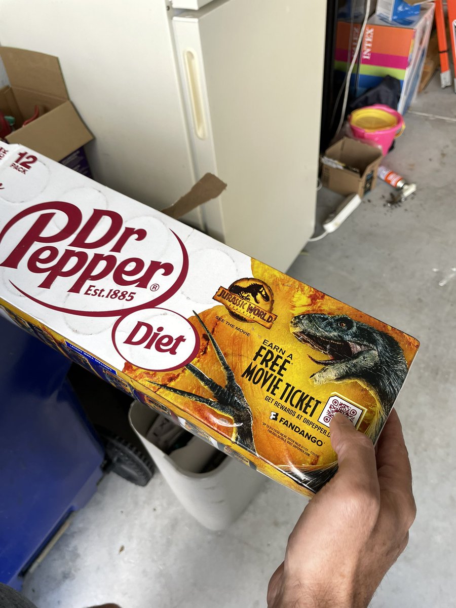 chloeblakee's tweet photo. I bought this 12 pack of Dr Pepper for the awesome Dino cans but I didn’t get any ✋🏼😪😪 

#drpepper #dietdrpepper #JurassicWorld #JurassicWorldDominion 

@drpepper @JurassicWorld love y’all to death tho <3 https://t.co/olloFGE0Ut