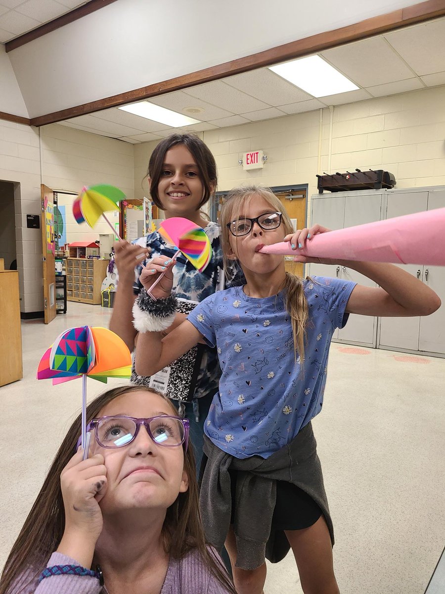 BrevAfterschool's tweet photo. Paper Umbrella craft at Lockmar Elementary. #AfterschoolWorks #BAS321 https://t.co/PrJy6XB7VG