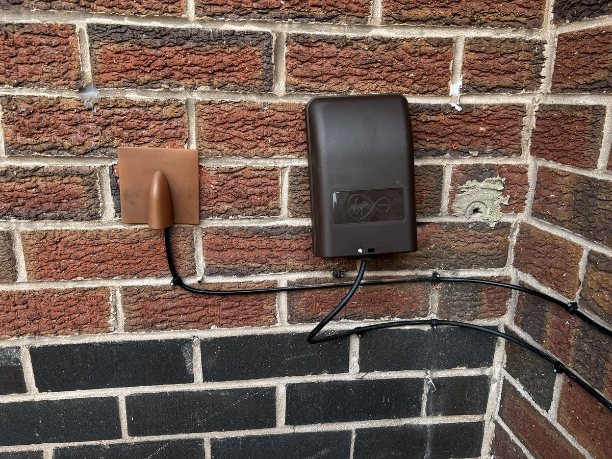 CharlMartin95's tweet photo. @virginmedia 2 engineers came out today to do the uplift as it wasn’t done before our install, so we were connected to next doors however what they done today doesn’t look like it’s connected to anything? It’s also not even on the wall properly and the WiFi didn’t even go off? https://t.co/AyYM1OSQzc