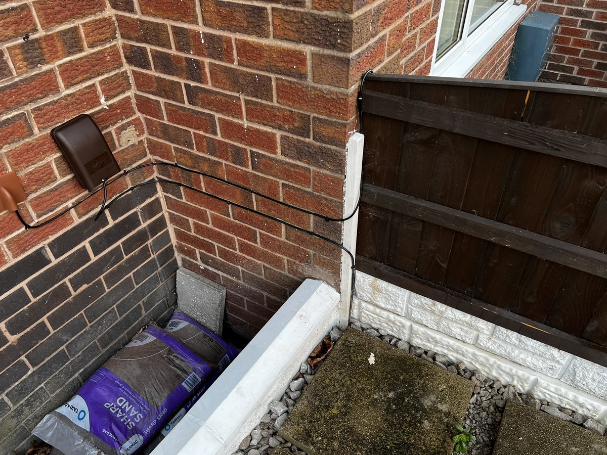 CharlMartin95's tweet photo. @virginmedia 2 engineers came out today to do the uplift as it wasn’t done before our install, so we were connected to next doors however what they done today doesn’t look like it’s connected to anything? It’s also not even on the wall properly and the WiFi didn’t even go off? https://t.co/AyYM1OSQzc