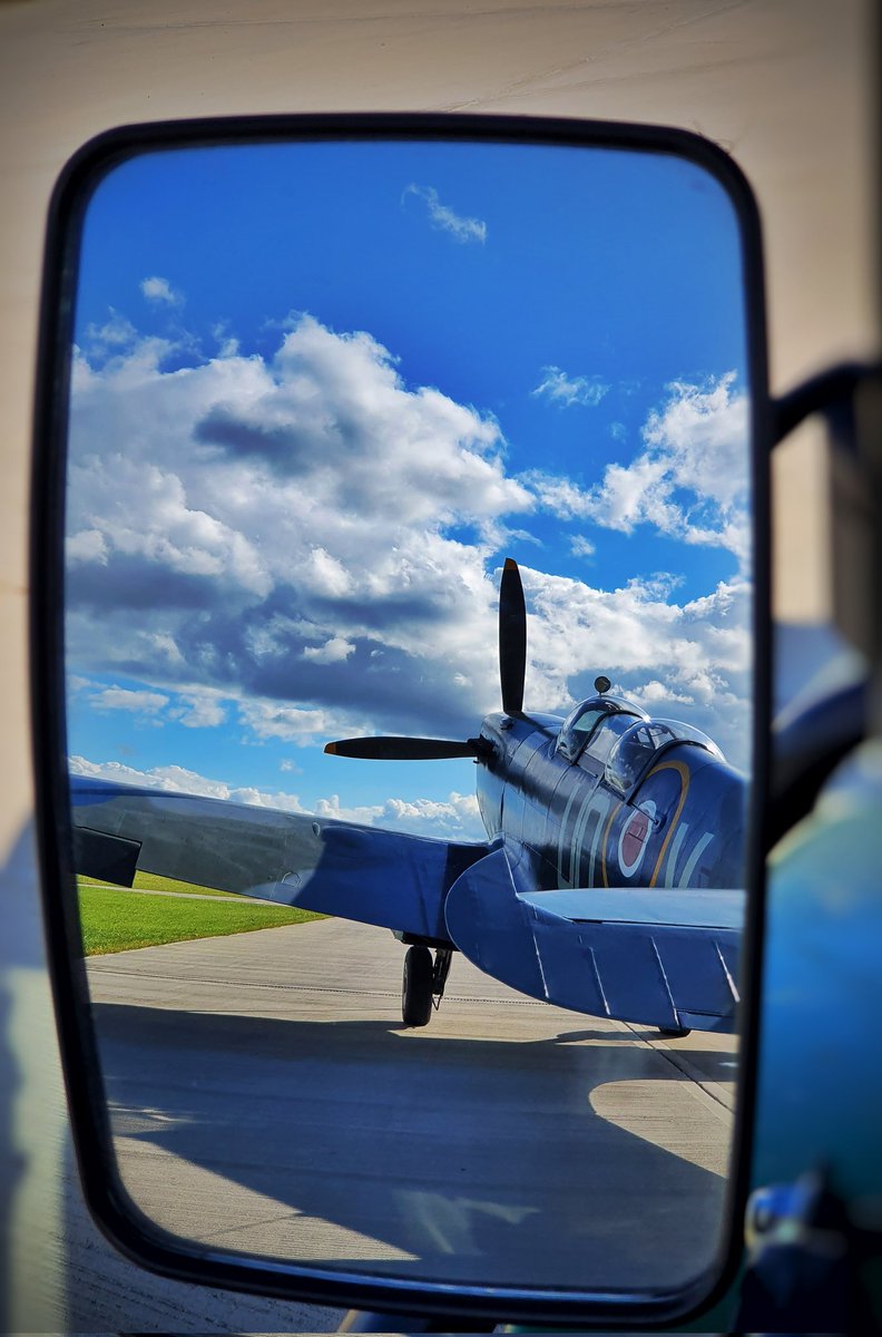 andy_durst's tweet photo. She's behind you!
#spitfire #wingmirror #warbird #spitfireclouds #simpsonssky #warbird #ml407 #warbirdflights #aircraftundertow #avgeek https://t.co/xF9Wb7GhDh