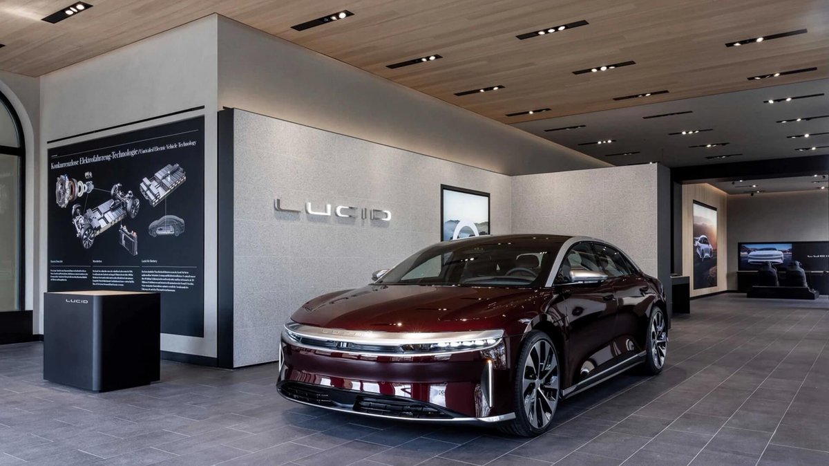 HEvCarsUA's tweet photo. Виробник електромобілів Lucid запустить розкішні седани Air Dream Edition у Європі наприкінці 2022 року → https://t.co/NQDE5fMRtV https://t.co/RtVvqMeUtx