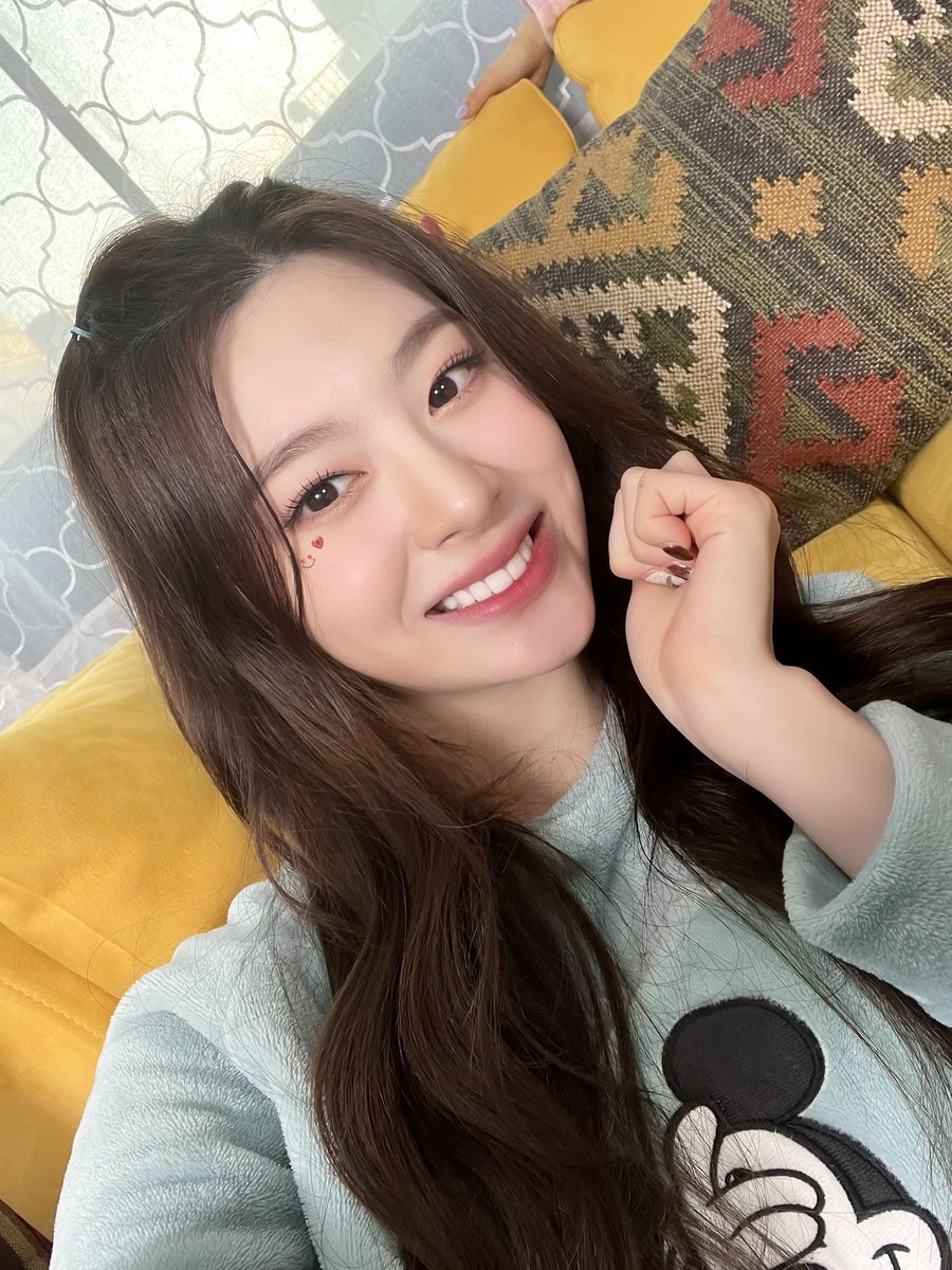 winxc_mp4's tweet photo. Lista para mover mis dos patitas al lado de #𝐼sa𝚒𝚜𔘓𝑴yパノラマ. ¡Si señor! ☄️♡˖ Estoy emocionada por, estar al fin en el debut de esta reina, si señor. #𝐌𝚢·シアター 🌷♡˖ ¡Felicidades, bebé! 

𝕣𝕒𝕚𝕟 𓈒 🌈  ֙⭒۟ 𝑏o͟w #ℒunné https://t.co/174CQ78hJT