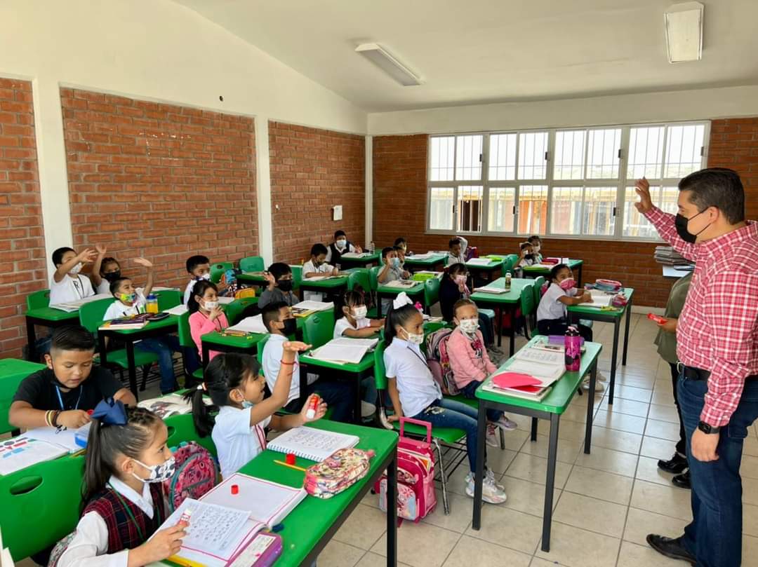 ICIFED's tweet photo. En visita de supervisión, nuestro Dir Gral @julio_long11 reafirmó su compromiso por trabajar en beneficio de la comunidad escolar coahuilense, mejorando la infraestructura física educativa en las escuelas de nuestro Estado. 

@mrikelme
#FuerteCoahuilaEs💪🏻
#MejoraEnTuEducación✅ https://t.co/FDupyuA96x