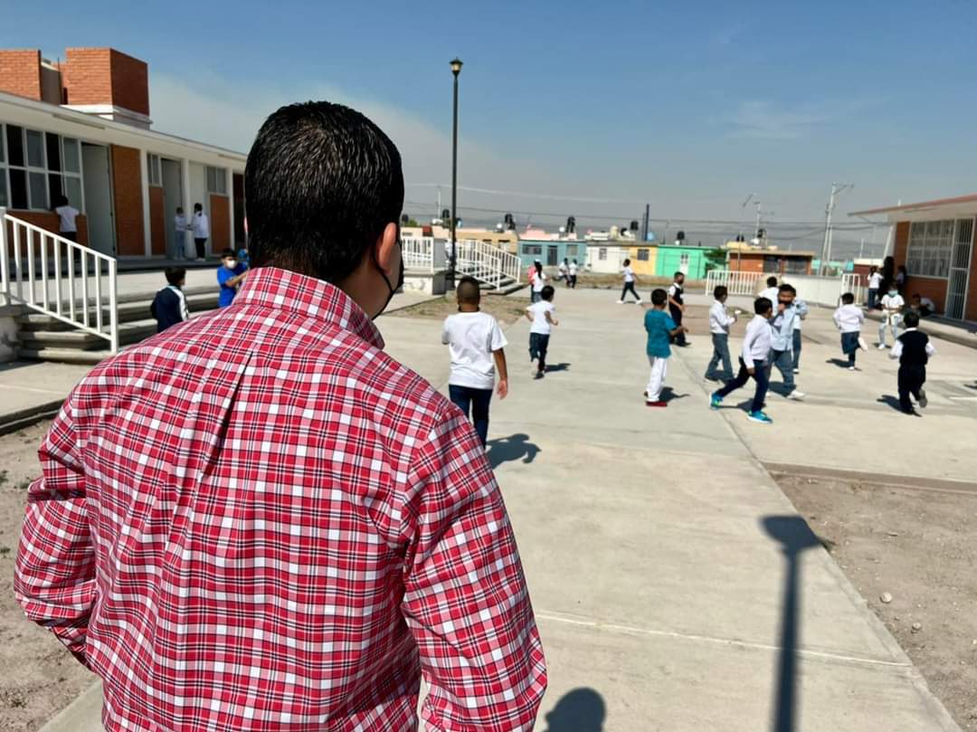 ICIFED's tweet photo. En visita de supervisión, nuestro Dir Gral @julio_long11 reafirmó su compromiso por trabajar en beneficio de la comunidad escolar coahuilense, mejorando la infraestructura física educativa en las escuelas de nuestro Estado. 

@mrikelme
#FuerteCoahuilaEs💪🏻
#MejoraEnTuEducación✅ https://t.co/FDupyuA96x