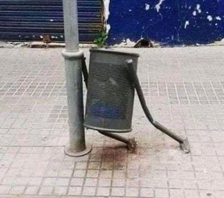 iAlisonDaniel's tweet photo. Por favor no botar las botellas de alcohol en la basura 🗑 https://t.co/o4J6lWTHAH