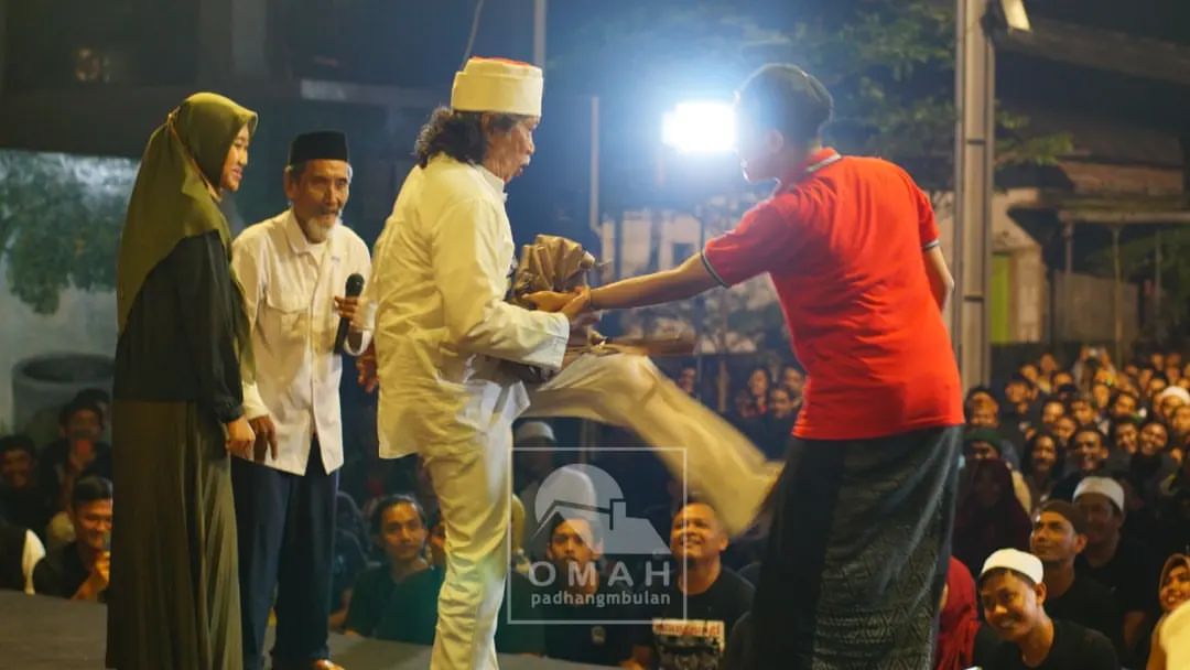 cahyo_semburat's tweet photo. “Sakti, hebat, kaya bukan tujuan. Semua itu akibat logis saat kita rajin berlatih, rajin bekerja, rajin mengolah diri,” tegas Mbah Nun.

#padhangmbulan
#PBMei
#mbahnun #maiyahan https://t.co/P0GiVMxtRK