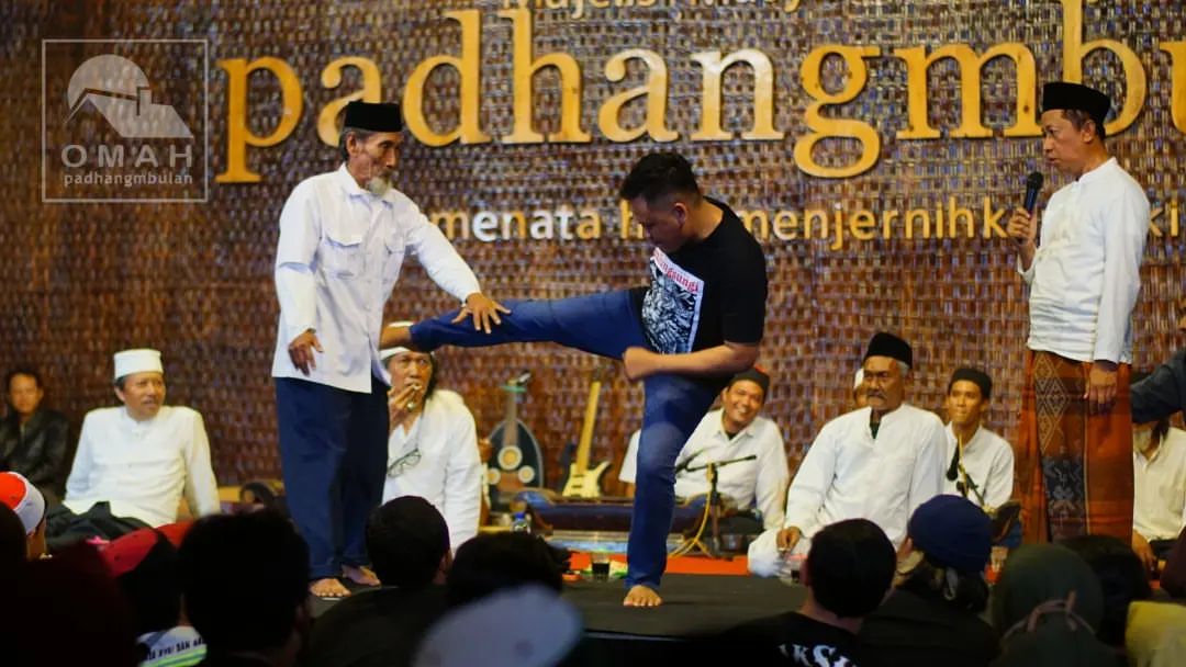cahyo_semburat's tweet photo. “Sakti, hebat, kaya bukan tujuan. Semua itu akibat logis saat kita rajin berlatih, rajin bekerja, rajin mengolah diri,” tegas Mbah Nun.

#padhangmbulan
#PBMei
#mbahnun #maiyahan https://t.co/P0GiVMxtRK
