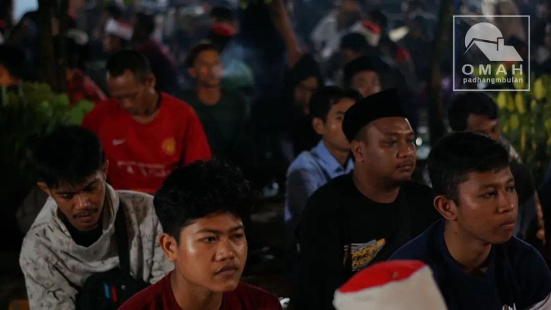 cahyo_semburat's tweet photo. “Sakti, hebat, kaya bukan tujuan. Semua itu akibat logis saat kita rajin berlatih, rajin bekerja, rajin mengolah diri,” tegas Mbah Nun.

#padhangmbulan
#PBMei
#mbahnun #maiyahan https://t.co/P0GiVMxtRK