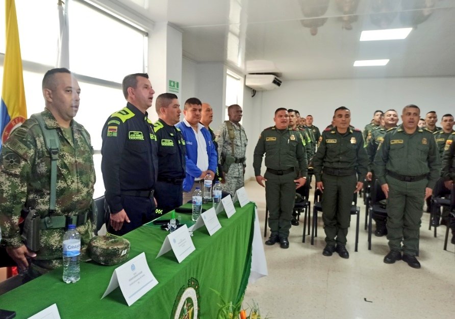 PoliciaGuainia's tweet photo. En compañía de @ArmadaColombia y @COL_EJERCITO, hoy se reconoció el buen comportamiento, profesionalización y tiempo de servicio de nuestros #Patrulleros, esto como resultado al compromiso inagotable por parte del señor presidente @IvanDuque y nuestro @DirectorPolicia. https://t.co/kwup4Le1GA