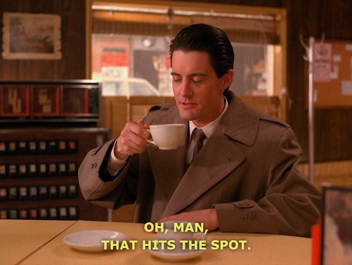 Santocial's tweet photo. Twin Peaks es la mejor serie de la historia por muchas razones, pero la más importante para mi es lo importante que es el café en la narrativa https://t.co/2XCZ6Qm1Yv