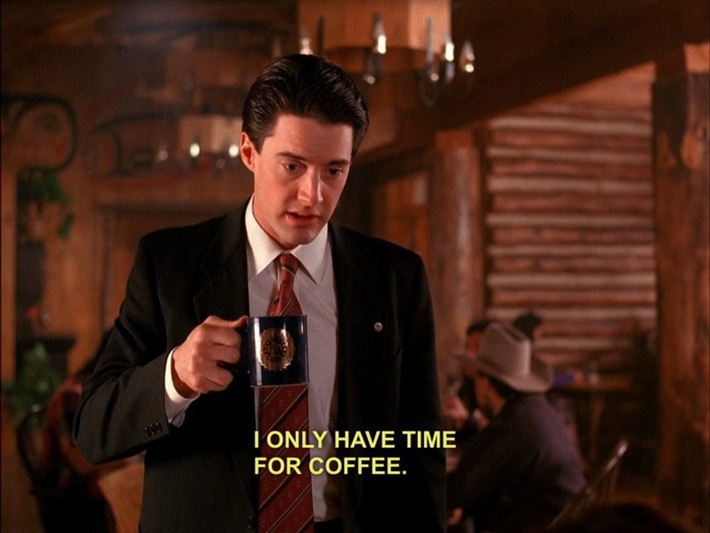 Santocial's tweet photo. Twin Peaks es la mejor serie de la historia por muchas razones, pero la más importante para mi es lo importante que es el café en la narrativa https://t.co/2XCZ6Qm1Yv